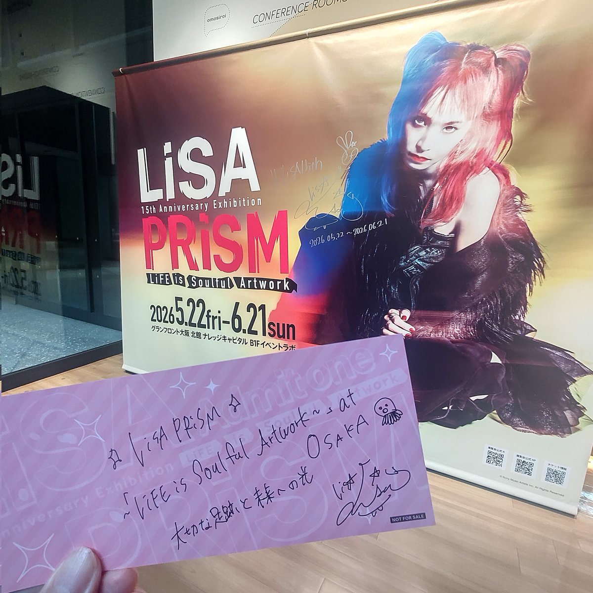 S36249181's tweet photo. LiSAの15年の歩みを体感できる展覧会。LiSAPRISM。衣装展示や、直筆の歌詞ノート、ライブステージのセットなど。貴重な資料がいっぱい。LiSAファンの方は是非👣会場横のカフェでコラボメニューもあり☕️
#LiSA　#LiSAPRISM https://t.co/rmoMBPSpon