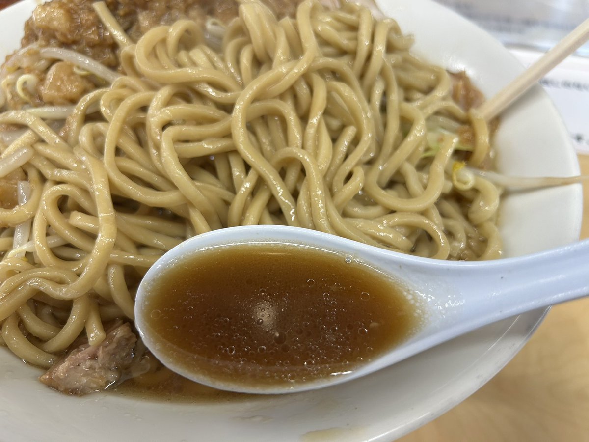 pig6699's tweet photo. ら～めん ぎょうてん屋 GOLD 綾瀬店@綾瀬市
ぎ郎🍜麺量700g��麺カタ、野菜少なめ、ニンニク無し、化調あり🐷
神奈川なんで家系が1推しぽかったけど、気分で二郎系を食べてみた🍜
濃いめのスープ後からほんのり甘み、美味っ👍
麺は家系麺かな？
汁完🙏
#ぎょうてん屋 #ラーメン #二郎系 #綾瀬市 https://t.co/Wmu2hbV4WO