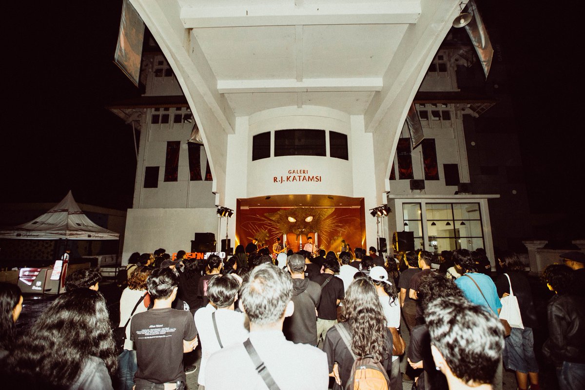 foreseenfuzz's tweet photo. Selamat atas showcase + pamerannya @marsmolys, rispek banget masih bisa ngundang kami ke Jogja ditengah riweuh2 ini 🫶 https://t.co/rJOmyoEpFr