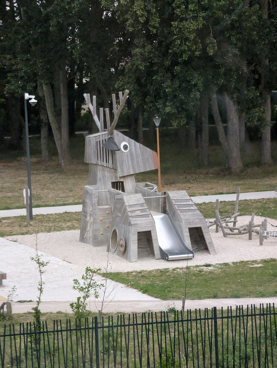 CharlesTheDeer's tweet photo. Who wants to kiss at the French deer playground https://t.co/3FqvXVyL2h