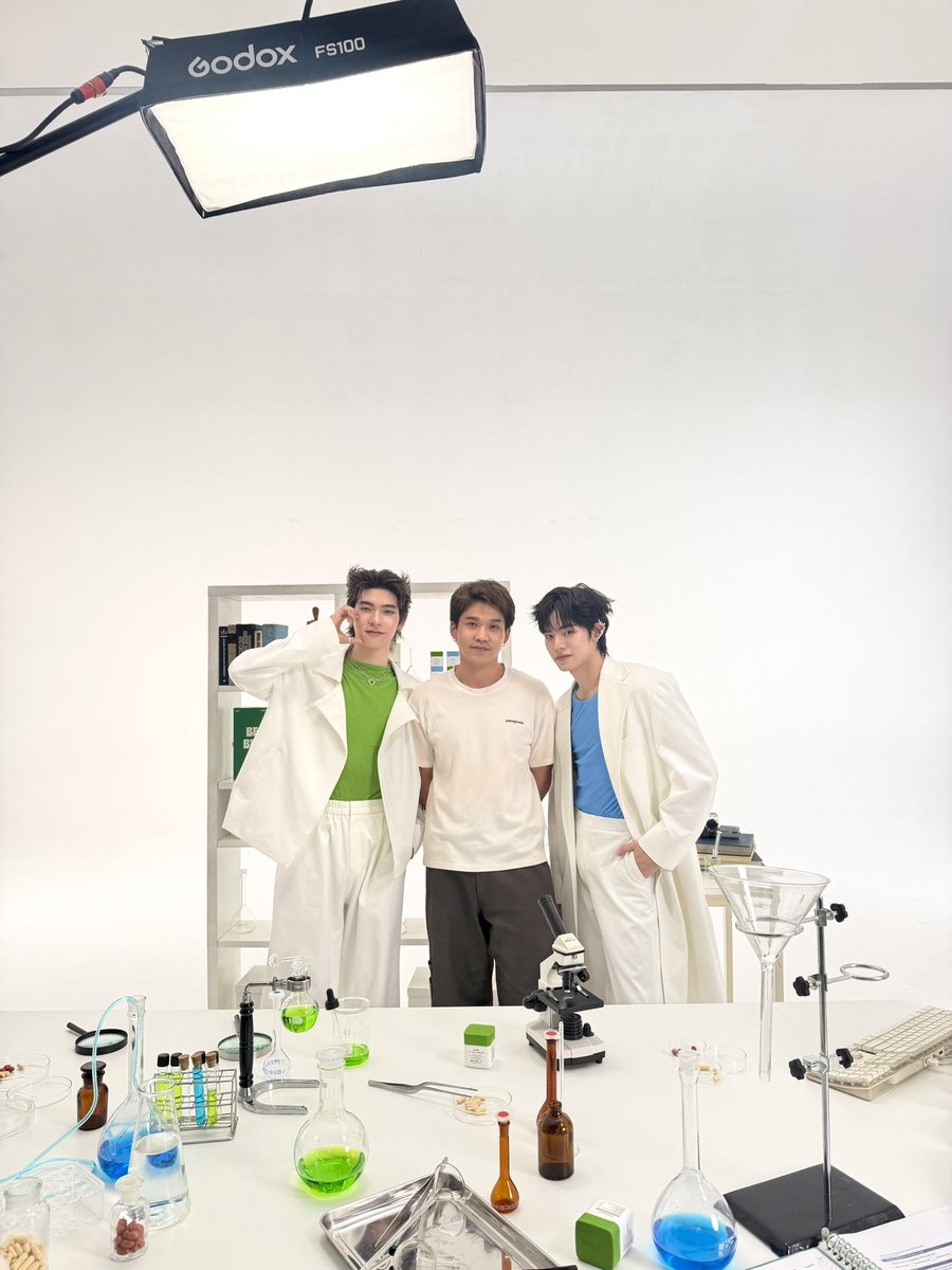 superbig_be's tweet photo. ยินดีต้อนรับ @twnpich @porsuppakarn 
เข้ามาเป็น #FriendsofBenutra อย่างเป็นทางการนะครับผม 
.
พี่ไม่เคยคิดโปรเจคจะมี Friends of Benutra เลย จนมาเจอกันงานแรก
DNA ของแบรนด์มันคือ #ตี๋ตี๋ป๋อ มากมากทั้งความ Fun Happiness และ Positivity  
.
พี่เชื่อว่าทุกคนมองมาที่ ตี๋ตี๋ป๋อ ต้องรู้สึก Fun และ Happy  แน่นอน
แต่ความ Positivity ความเชื่อที่ทุกอย่างจะต้องดีขึ้น มันชั��เจนมาตลอด 
และ ชัดเจนจนมาถึงวันรวมพล ตี๋ตี๋ป๋อ หายเหนื่อยกันเลยละสิ 
.
ขอบคุณน้อง ๆ  ทางค่าย @domunditv  และ พาร์ทเนอร์ นะครับ ที่เชื่อใจแบรนด์ 
จะไม่ทำให้ผิดหวังแน่นอนครับผม เตรียมพบกับแคมเปญ #Benutraชนะได้ทุกเกมผิว ได้เลย 
.
#Benutra #BenutraBeWinner #BenutraxTeeTeePor