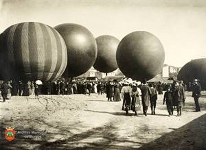 trioeclipses's tweet photo. 🕶️ ¿Preparados para el eclipse total de Sol del 12 de agosto? ☀️ España ya fue el centro de la astronomía mundial en 1860 y 1905.
🎈 Globos aerostáticos, visitas reales y los científicos más top de la historia (como Foucault). https://t.co/D84d1uW8ZS