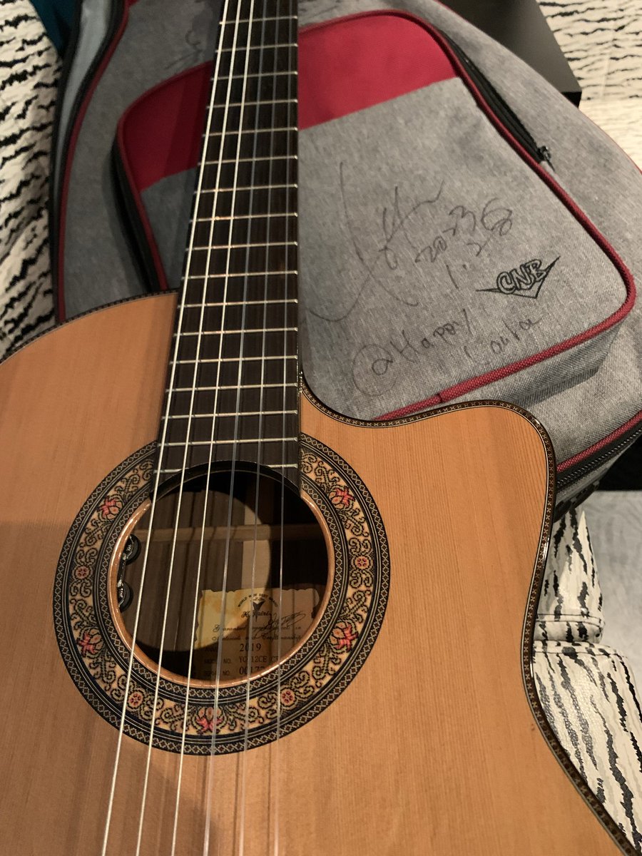 labyrinth114e's tweet photo. 火曜日なのでカラオケBOXへ来ましたが、となりの歌っている声(演歌)が強烈に聞こえてくるのでドア開いてないかと思うレベル💦
焼きそば食べたらギター弾いて白紙にコード譜書きたい。 https://t.co/DVfX3ukWDX