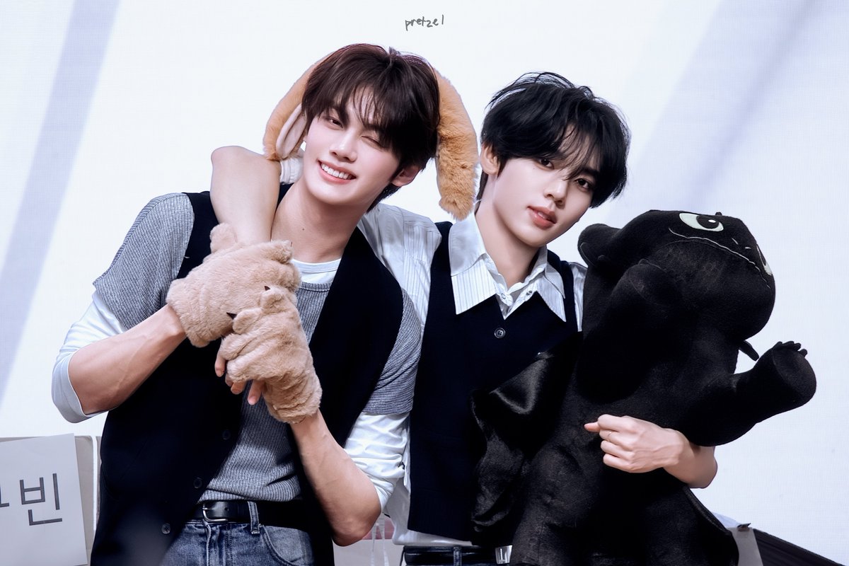 Loop_010010's tweet photo. 260614 MakeStar

𝙋𝙖𝙧𝙩④ 𝘽𝙮 𝙮𝙤𝙪𝙧 𝙨𝙞𝙙𝙚

#앤더블 #AND2BLE #김규빈 #KIMGYUVIN #한유진 #HANYUJIN  #콩딱즈  #kongddakz #コンタクズ https://t.co/q3NaU7wiMD