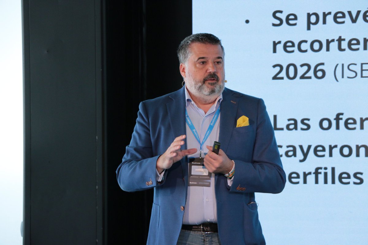 BusinessPlus_es's tweet photo. ¿Nos estamos cargando el aprendizaje operativo? @eugeniodeandres (Quantum Wave) lanza una alerta: el riesgo de vacío generacional es real. La IA nos obliga a pasar de "ejecutores" a "curadores". Si no hay upskilling acelerado, el talento joven se estrella. 📉⚠️ #JuniorCliff #IA https://t.co/EmrhS2yMyU