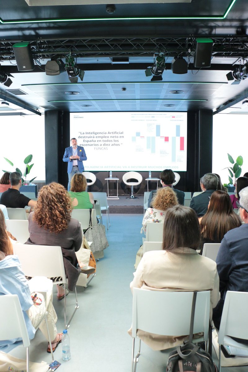 BusinessPlus_es's tweet photo. ¿Nos estamos cargando el aprendizaje operativo? @eugeniodeandres (Quantum Wave) lanza una alerta: el riesgo de vacío generacional es real. La IA nos obliga a pasar de "ejecutores" a "curadores". Si no hay upskilling acelerado, el talento joven se estrella. 📉⚠️ #JuniorCliff #IA https://t.co/EmrhS2yMyU