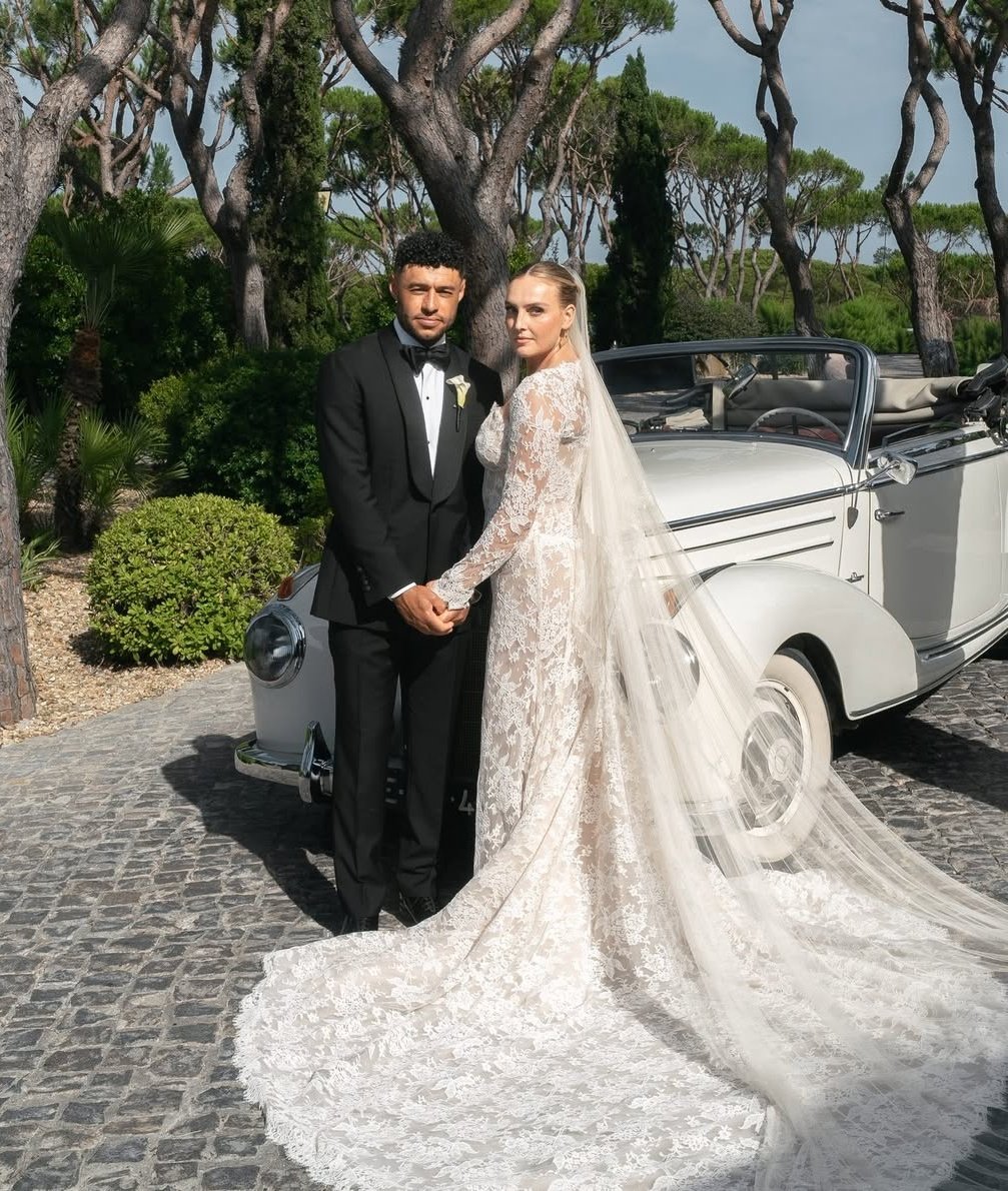 perrielelight's tweet photo. MR &amp; MRS OXLADE CHAMBERLAIN https://t.co/HOG9iXWngg