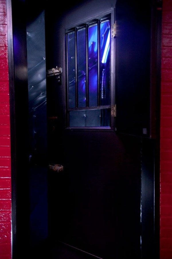 KinkyRevol14530's tweet photo. Was sich wohl hinter diesen Gitterstäben verbirgt? #bdsm #playagame #fetisch #roleplay #rentaroom #duesseldorf #coupletime #kinky #bizarr https://t.co/eqzgAPA0i1