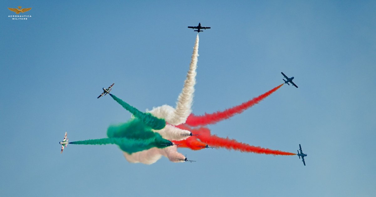 ItalianAirForce's tweet photo. L'#AeronauticaMilitare è pronta per un'altra tappa in Italia: questa volta a Bellaria-Igea Marina (RN) con un'altra manifestazione aerea.
Per maggiori dettagli clicca il link
➡️https://t.co/yj6duJmrxq

#InsiemePiùInAlto #latuasquadrachevola https://t.co/6MEdmCoEgb