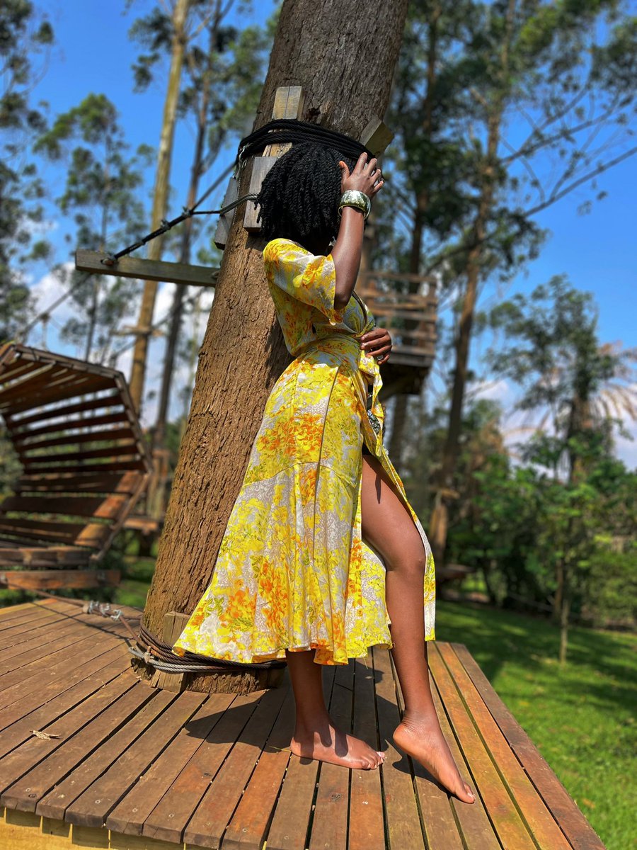Mirembelj's tweet photo. Me on a normal day after selling off all the chicken 🤣🍋💛 https://t.co/BsFPwfxmA4
