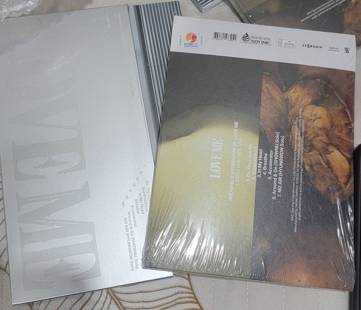 wawajae_'s tweet photo. wts help rt pls 💗 

Shownu x hyungwon LOVE ME album
🤍 losing control/ love me or not ver
🤍 pob event pc (mubeat mall) 
💗 can choose ver and pc!

💰RM35 (1 sealed album + 1 pob pc)
📦 + rm8 wm (em also available but i'll check the price later hihi)

💌 hmu if anyone interested! ♡ #pasarmonstax #pasarmx