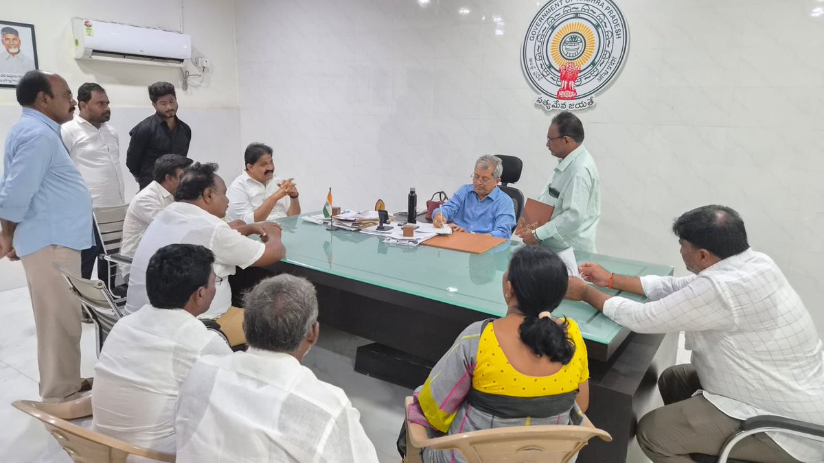 YSRCParty's tweet photo. ఇవాళ SIR కార్యక్రమం ద్వారా కూటమి ప్రభత్వం అవకతవకలకు పాల్పడుతోందని తమకు సమాచారం అందిందని, ITDP యాప్ ద్వారా వైయస్ఆర్ సీపీ ఓటర్లను గుర్తించి వారి ఓట్లను తొలగించేందుకు కూటమి ప్రభుత్వం ప్రయత్నిస్తుందని, దీనిపై సమగ్ర విచారణ జరిపి తగు చర్యలు తీసుకోవాలని ఇవాళ ప్రొద్దుటూరు తహసీల్దార్ భాస్కర్ గారిని కోరిన వైయస్ఆర్ కాంగ్రెస్ పార్టీ రాష్ట్ర అధికార ప్రతినిధి రాచమల్లు శివ ప్రసాద్ రెడ్డి గారు. 

ఈ కార్యక్రమంలో మాజీ సర్పంచ్ మార్తల లక్ష్మి నారాయణ రెడ్డి గారు, మాజీ కౌన్సిలర్లు పాతకోట ముని వంశీధర్ రెడ్డి గారు, గరిశపాటి లక్ష్మీదేవి గారు, ప్రొద్దుటూరు మండల కన్వీనర్ మార్తల ఓబుళరెడ్డి గారు పాల్గొన్నారు.