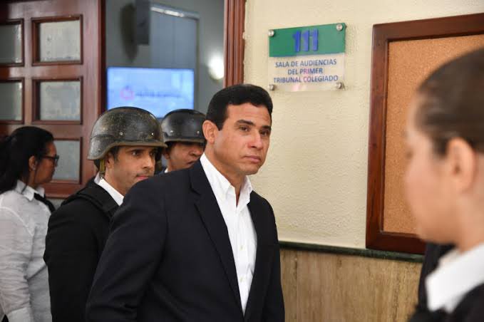 Miralba's tweet photo. El tribunal condenó a 29 implicados en la red de corrupción que operó en instituciones militares y de seguridad del Estado. 

Entre los principales condenados figuran Adán Cáceres, Juan Carlos Torres Robiou, Rafael Núñez de Aza y Rossy Guzmán. 

Las sentencias alcanzan hasta 20 años de prisión, incluyen el decomiso de bienes y una indemnización de RD$5,000 millones al Estado por el desfalco de recursos públicos.