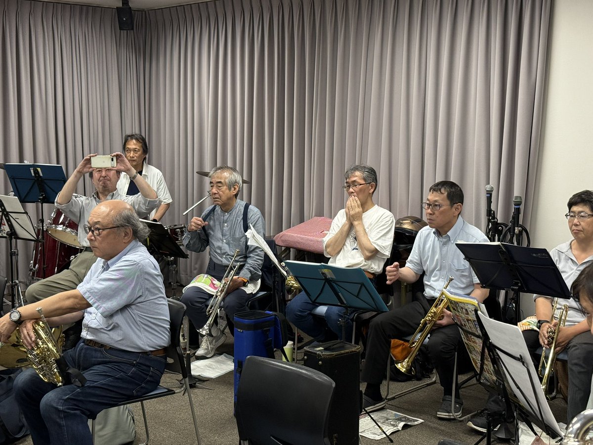 0uuusaaa4's tweet photo. 6/10、打楽器に待望の見学者が来てくれました😆
次回もお待ちしてます😉

さてこの日、常任指揮者の岡田先生が指揮棒を持っていなかったことに、何人の団員が気付いたのでしょうか…なかなか貴重な手の動きがたくさん見れて、サインを受けとめるのが楽しかったですね😳
↓↓↓↓ https://t.co/OlsRMpQdxU