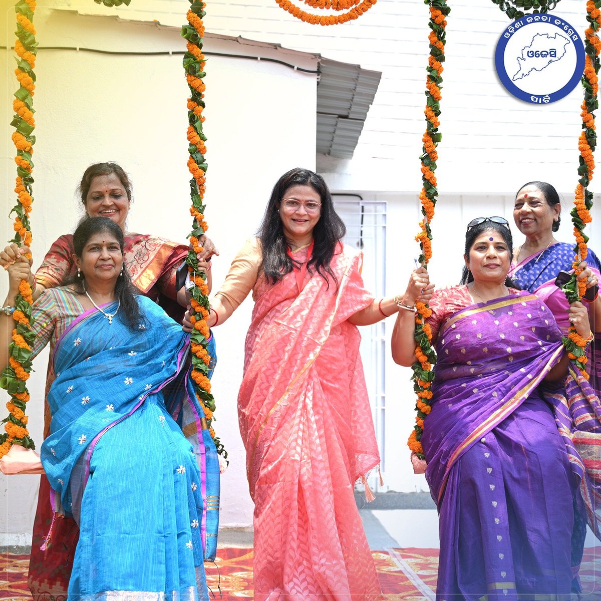 ojcp_official's tweet photo. ଓଡ଼ିଶା ଜନତା କଂଗ୍ରେସ ପକ୍ଷରୁ ବହୁ ଧୁମ୍ ଧାମରେ ପାଳନ ହୋଇଛି ରଜ ମହୋତ୍ସବ ।ସମାରୋହରେ ଓଡ଼ିଶା ଜନତା କଂଗ୍ରେସର ସଭାପତି ମହମ୍ମଦ ମୋକିମ୍,  କହିଛନ୍ତି, "ରଜ ହେଉଛି ଆମ ମାଟି, ମା' ଏବଂ ନାରୀଶକ୍ତିର ସମ୍ମାନର ପର୍ବ। ସାମ୍ପ୍ରତିକ ସମୟରେ ଯୁବପିଢ଼ିଙ୍କୁ ଆମର ଗୌରବମୟ ଐତିହ୍ୟ ସହ ଯୋଡ଼ିବା ପାଇଁ ଦଳ ପକ୍ଷରୁ ଏହି ପ୍ରୟାସ କରାଯାଇଛି #Raja https://t.co/AqE3givT2z