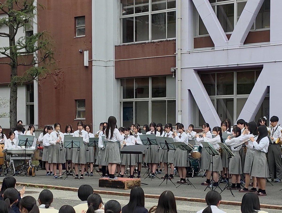 officialTomisui's tweet photo. 4月13日(月)に登美丘高校中庭にてランチタイムコンサートを行いました☀️
【September】【宝島】を演奏させていただきました！🎶
沢山の生徒や先生方に見ていただき、とても楽しい時間になりました！
次の本番も頑張ります❤️‍🔥
 #登美丘高校 #とみすい https://t.co/ICaDs70MdW