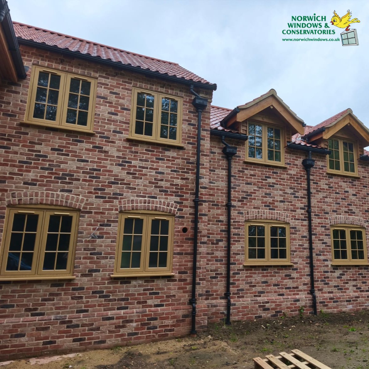 norwichwindows's tweet photo. 🏡 Completed project featuring @ResidenceCollection R9 windows throughout, Chelmarch-style entrance doors, Irish Oak stable &amp; French doors, plus Smart Visofold 1000 bifolds in Anthracite Grey. Stunning results! ✨

#R9Windows #Bifolds https://t.co/YQUknReloI
