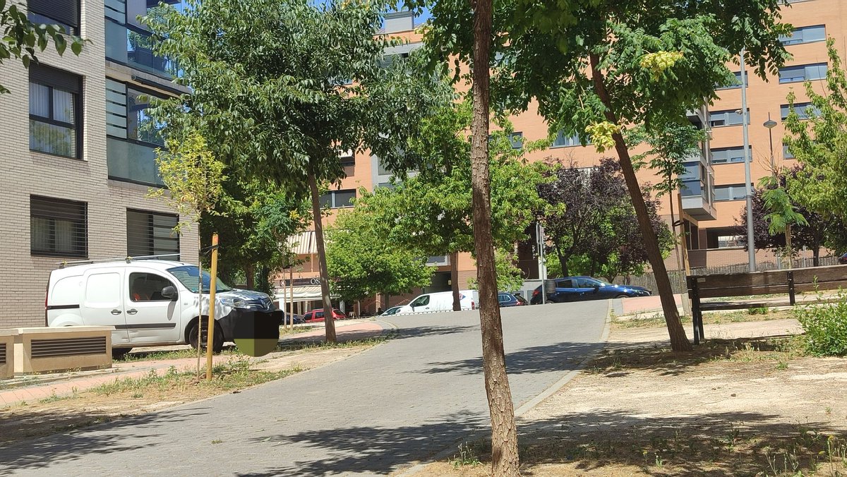 elenaoeste's tweet photo. Qué bonito es aparcar en UNA "ZONA VERDE" 😂 porque sí. Y no es cosa de un día.
Por no hablar de los que han cogido la costumbre de  atajar con el coche hacia su casa y que se enfrentan si les dices q es PEATONAL. @TrinidadCast_mm
@PoliciaAlcorcon @AytoAlcorcon 
#Alcorcón https://t.co/pOj6u7Wpq6