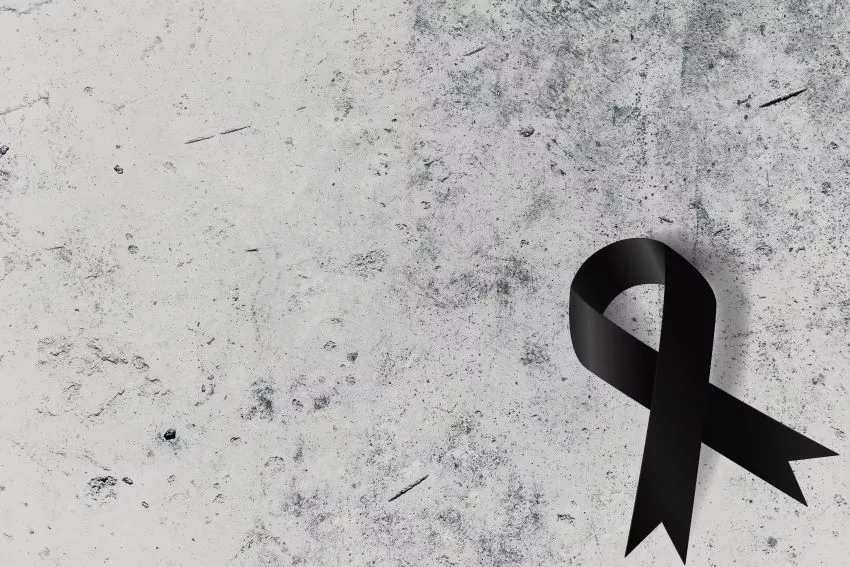 MDyC_CEUTA's tweet photo. ⚫ Desde el @MDyC_CEUTA  queremos trasladar nuestro más sentido pésame a los familiares, amigos y seres queridos del joven legionario que ha perdido la vida esta mañana en nuestra ciudad. 

Descanse en paz🎗️ https://t.co/AsVu4PYVME