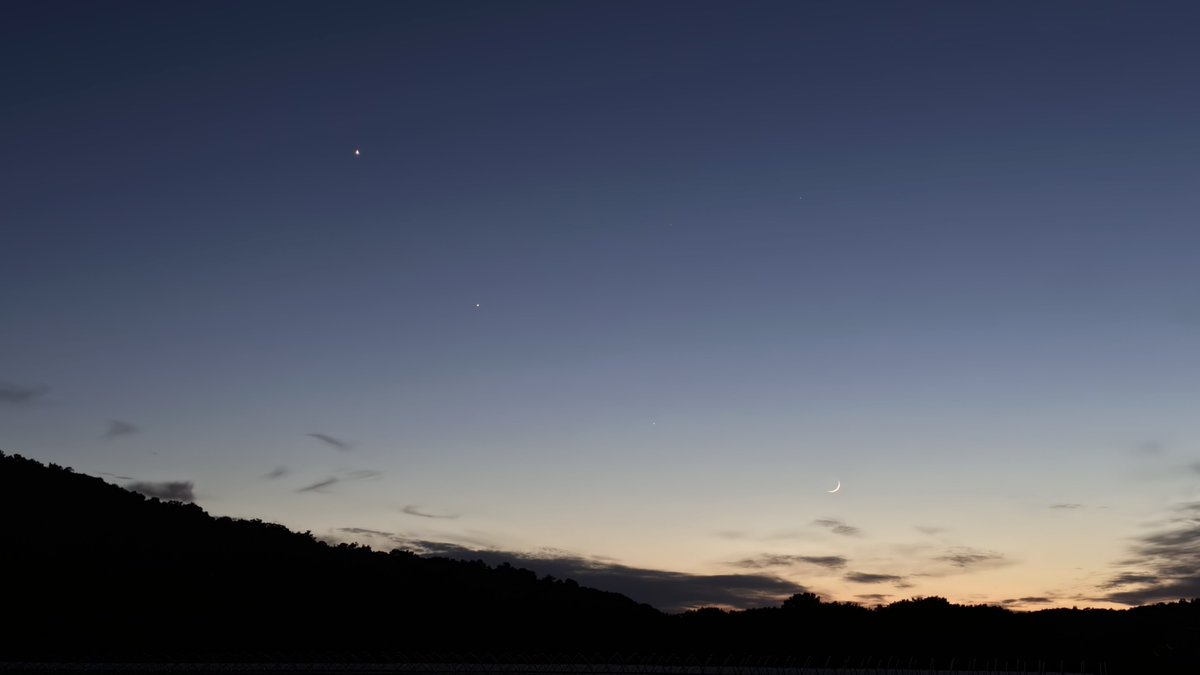 DBP_LifeLab's tweet photo. 神様、この日に晴れをありがとう✨🌙
何枚撮っても虫の写り込みがひどい(笑) https://t.co/XlnmPn68DB