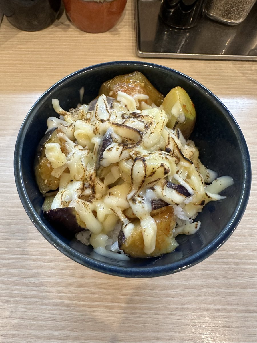bono1114's tweet photo. 上板橋 ラーメンつる家
冷やし塩ラーメン （中盛り）
ピリ辛ナスの炙りチーズごはん
今日はこのナスご飯を食べたくて🍚
いや、これ美味しい😋
辛さはピリ辛よりもさらに控えめぐらいで、辛いのが苦手でも美味しく味わえます
冷やしラーメンにもナス入ってるしナス祭りでした🍆🍆🍆
#板橋区
#ラーメン https://t.co/RMASp4yvFL