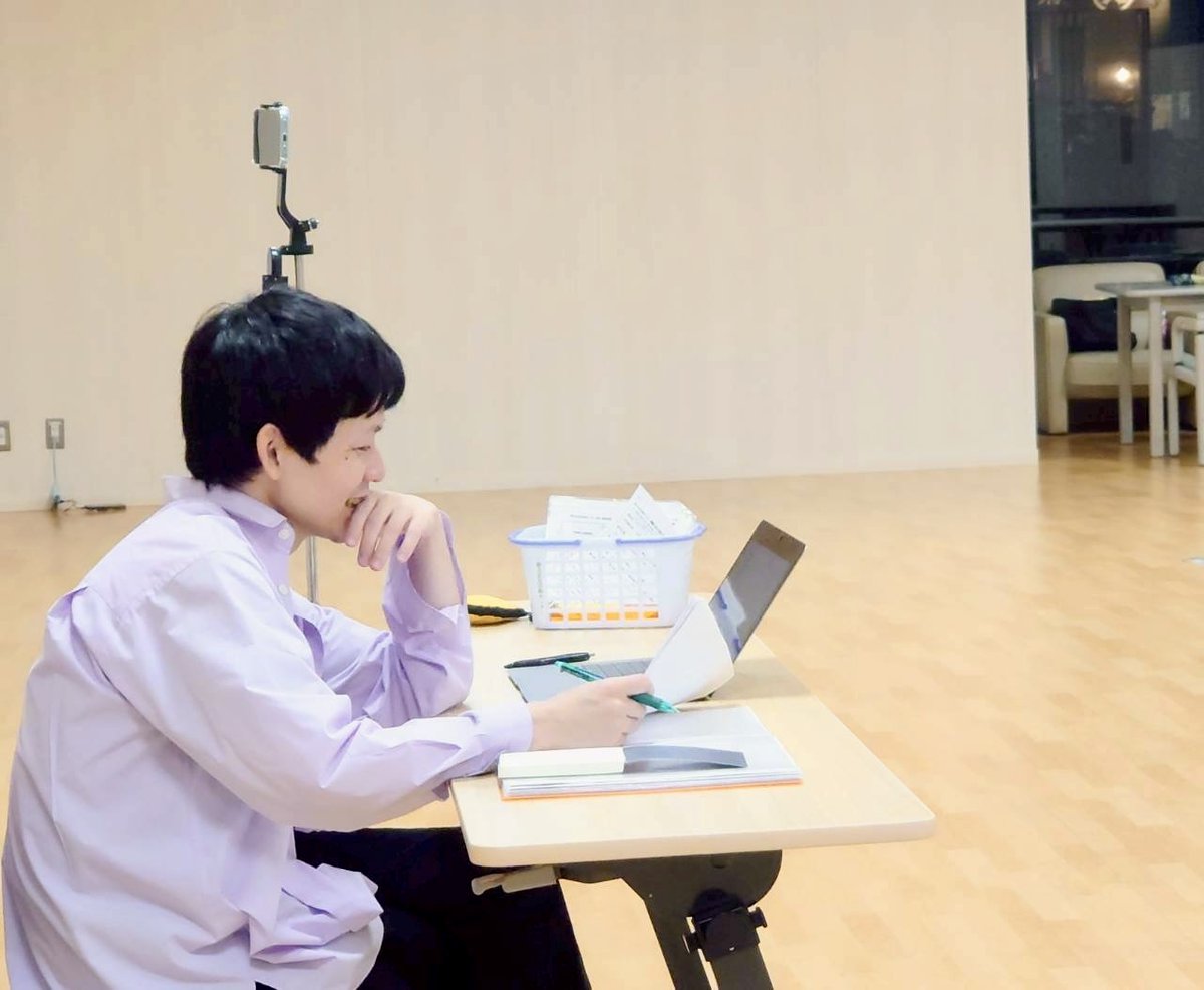 toge_hiro's tweet photo. 稽古中によく笑う。そしたら「よく自分が書いた脚本でそんな何度も笑えるな」とか言われる笑。ちがうんだよ。それもあるけどちがうんだよ。あ、そんな言い回しがあったんだとか。自分の想像や想定から外れるとワクワクする。けど「やりすぎだからその芝居はやめて」とお願いするのも結構あります。 https://t.co/Gkxz9uuaRe