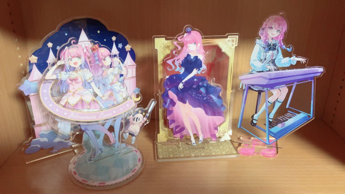 gnosis_0's tweet photo. アニバーサリーパレード4期生グッズ届いた！
今年のんなたんのデビュー日頃に出たのらね
メダルのピンクの発色がきれいなのら！
色ラメラメの高級感！サインが浮き出る！
んなたんのシックなドレス姿が記念日を感じさせる！
新衣装記念も
ジューンブライドも楽しみが続くのら！
#んなたん届いたよ https://t.co/J5TTPoyEBN
