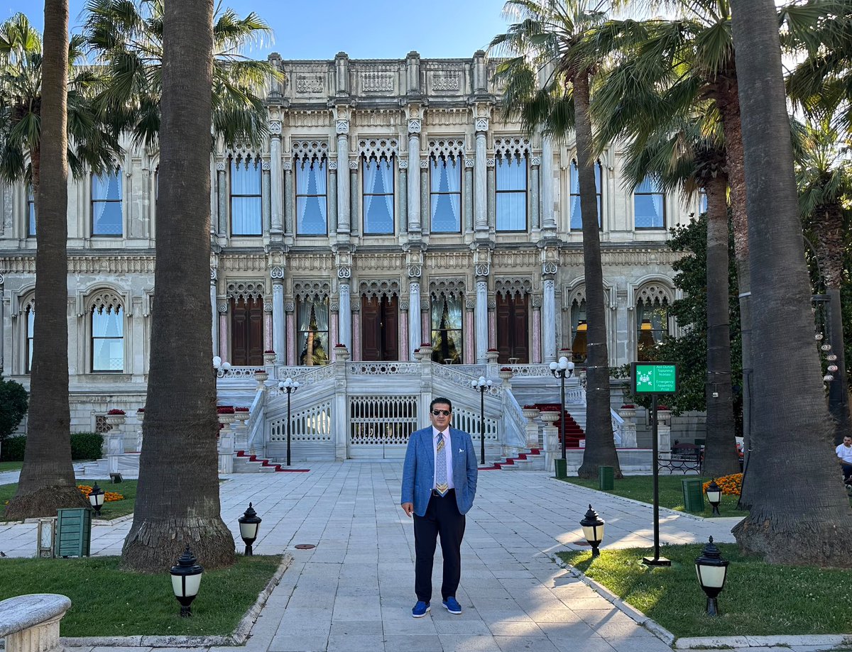 abdullahtacarr's tweet photo. Sensiz,bu şehir bir kafestir.Sensiz,şiir bile edebi bir hıçkırığa zincirlir.Öyle bir daraltıyorki uzaklık nefes yolumu.Eğer erken gelsen. Bile geç kalınmıştır. https://t.co/rgJgZhoidE