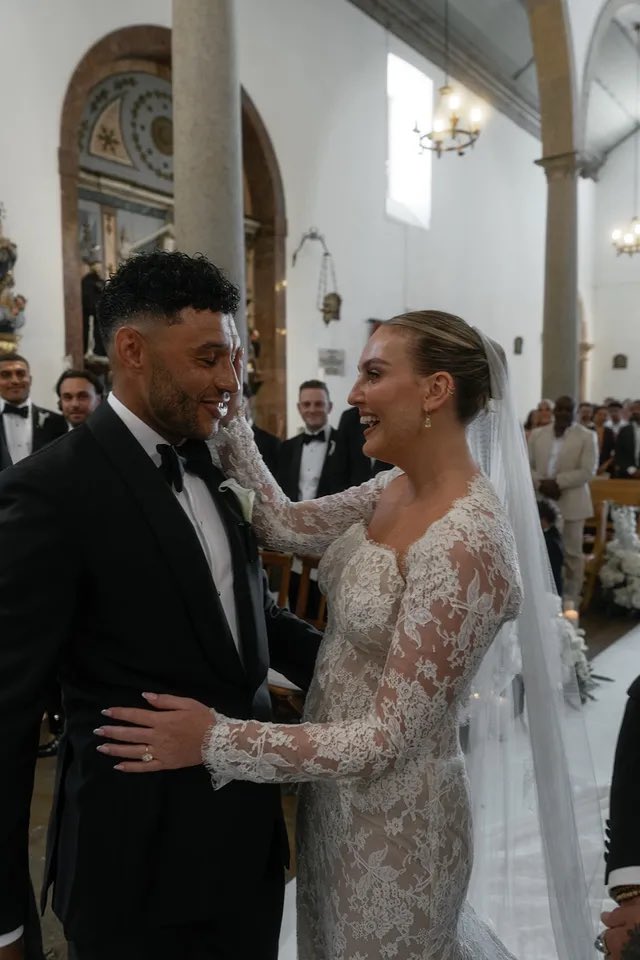 perriefiles's tweet photo. 📸 | perrie and alex officially getting married via british vogue🥹 https://t.co/SbukMQl4Dn