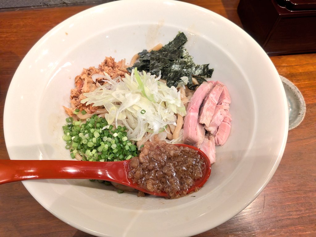 mogyu_3rd's tweet photo. 長男、おともかずき@西荻窪
みたらしまぜそば、追い飯
みたらしとは何ぞやと思って気になったので。
口当たりは確かに甘みを感じられるが、しっかり塩味と油感。
開化楼の麺はやはり好みでもちもちパワフルな極太麺。これが甘めのタレと良く合う。
追い飯とブラックペッパーで更にブースト、最高🫰 https://t.co/zUfVDNX94J