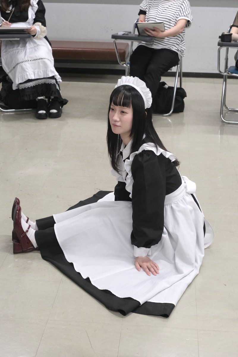 maidcroquis's tweet photo. 床にぺたんと座ったメイドさん✨️
服で隠れている骨格を意識してみましょう https://t.co/zvIZa5BU4q