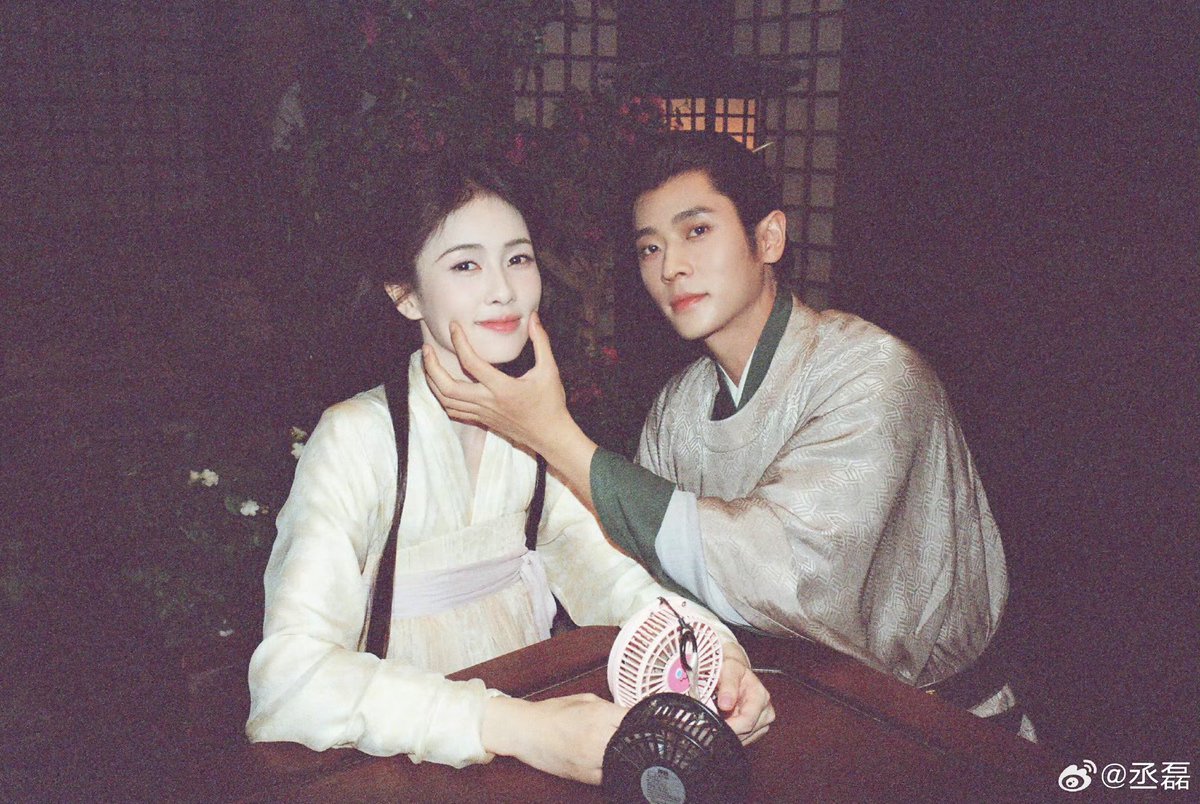 1812lllllleiiii's tweet photo. รูปอาหลีเมียรักเหยาเหยาจากพี่เหล่ย ดูสิทั้งบีบแก้มทั้งลูบหัว มองยังไงก็รู้ว่าทั้งรักและเอ็นดูน้องมากกเป็นพิเศษ 🤭

#ชายาเคียงหทัย #เฉิงเหล่ย #ไป๋ลู่ https://t.co/GMAAkeXF8D