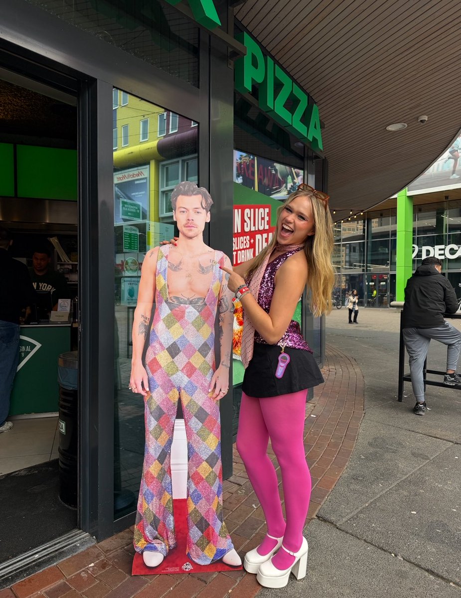 swiftiestyless's tweet photo. HI @HSHQ I flew from NYC to see Harry on my birthday for the second year, 21st birthday to 24th birthday!! 🥹🎂 Meltdown tickets would be the BEST birthday present :”) would be so thankful if there were any extra tickets!! already in London! 🍰🕺🪩💗 @southbankcentre https://t.co/48sN4ItP6y