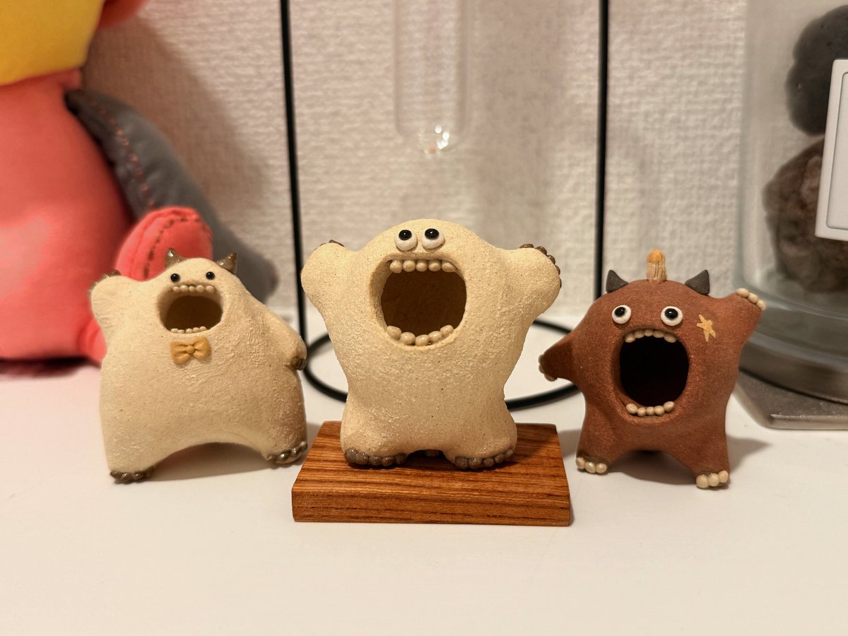 BelmonteeeT's tweet photo. マツモトクリーチャーズさん( @ryouta_pottery )
デーポン！ゆきおとこ！ゼッキョーくん！の3体！
ついにお迎えできた✨
この子達をね、玄関にこうやって飾りたかったのよ https://t.co/BoBXIXWDP2
