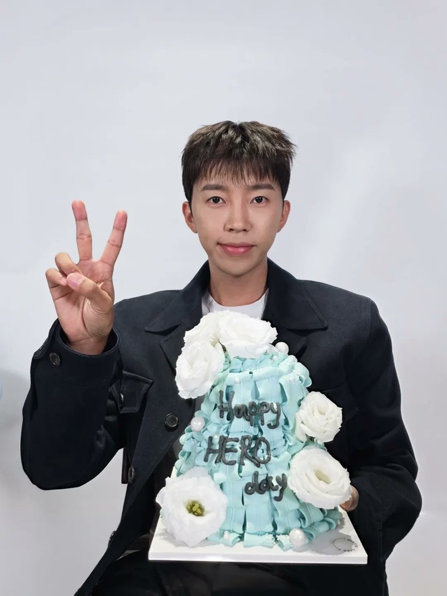 sungheeHan8's tweet photo. 임영웅 🎉HAPPY HERO BIRTHDAY
Thanks to 영웅시대🎉

아티스트 임영웅 의 생일을 축하합니다🥳

함께 해주신 모든 영웅시대 가족 여러분,
사랑하고 감사합니다🩵

#임영웅 #limyoungwoong
#임영웅생일 #임영웅_910616
#임영웅_영웅시대 #임영웅_생일라방
📸 출처 : @limyoungwoong.official https://t.co/C1fHZEmzUD