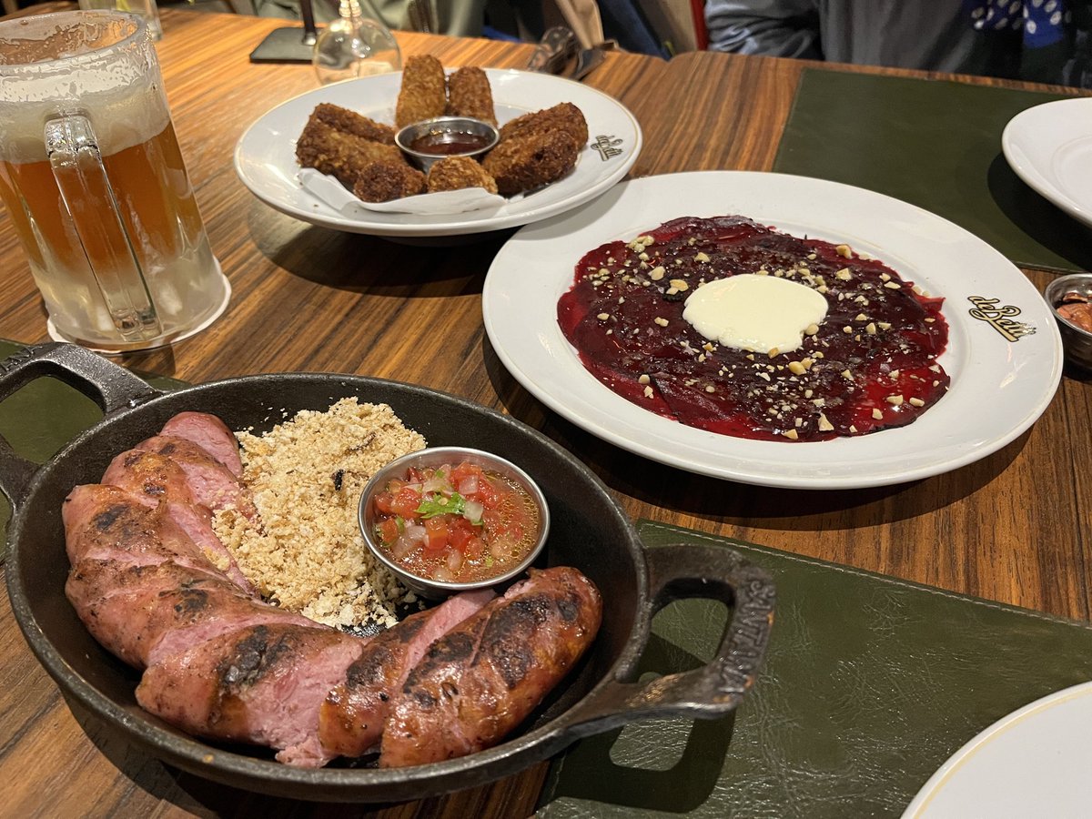 katy11091's tweet photo. 素敵なレストランでお肉🍖を食べてきました🇧🇷✨
🍹カイピリーニャ(サトウキビのお酒で作ったカクテル)
🌭リングイッサ(ソーセージ)
🥩ピッカーニャ(イチボ)
はブラジルで食べたいものリストに入れてたから、食べれて嬉しい☺️💕 https://t.co/e0lUKPo7ZN