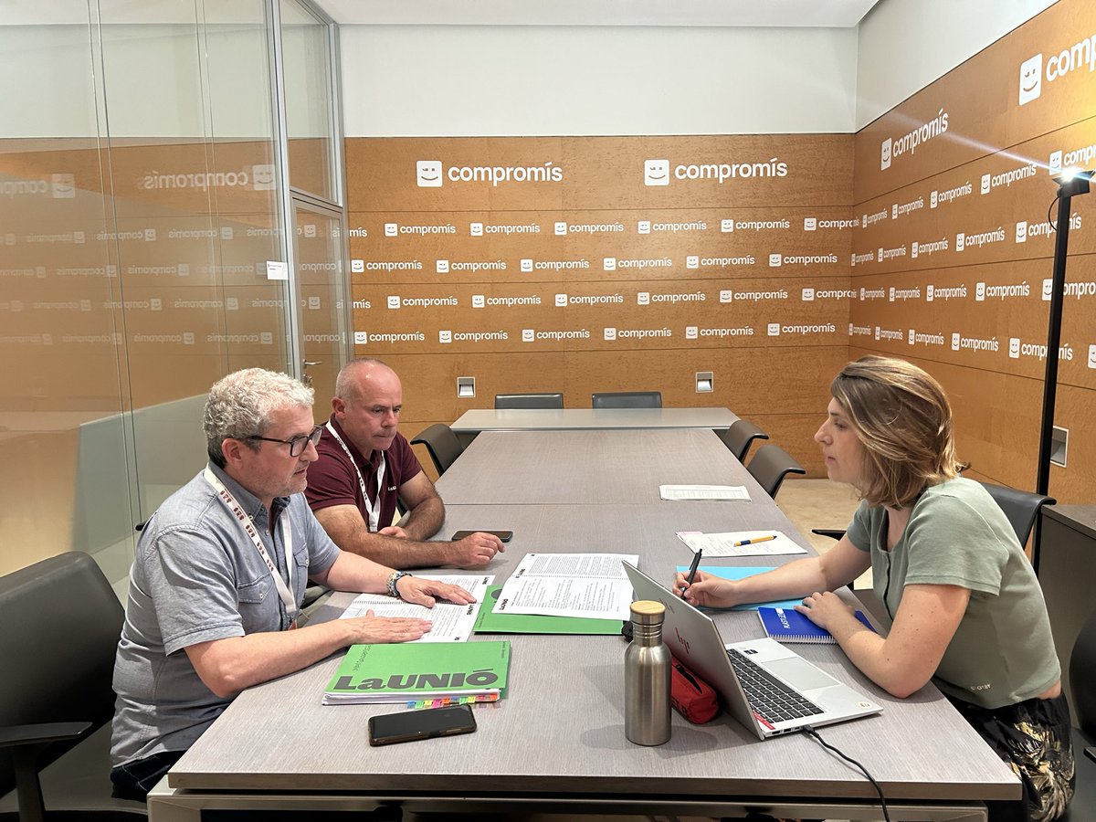 Paula_Espinosa_'s tweet photo. Reunió amb els representants @UnioLlauradora a les Corts Valencianes per analitzar el projecte de pressupostos de la GVA 2026.

Des de Compromís reclamem menys anuncis i més execució pressupostària per mantindre el nostre camp viu. https://t.co/2TEEcob6Eo
