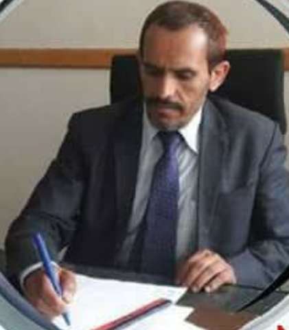 wsabra77's tweet photo. إضراب عن الطعام

مع إطلالة عام هجري جديد، تستحضر الأمة ذكرى الهجرة النبوية بوصفها رحلة للانتصار للحق على الباطل، وللحرية على القهر، وللكرامة على الظلم. وهي مناسبة تذكرنا بأن أعظم ما هاجر عنه الإنسان عبر التاريخ لم يكن المكان فحسب، بل الظلم والتعسف والاستبداد، وأن أسمى ما سعى إليه كان العدل وصون الكرامة الإنسانية.

وفي مفارقة مؤلمة، يبدأ اليوم الثلاثاء الموافق 1 محرّم المحامي والحقوقي اليمني عبدالمجيد صبرة إضرابًا مفتوحًا عن الطعام من داخل سجن الأمن والمخابرات في صنعاء، بعد مرور 260 يومًا على اعتقاله دون تهمة واضحة، أو مسوّغ قانوني مقنع، أو إجراءات تكفل له حقه في الدفاع والمحاكمة العادلة.

إن إقدام محامٍ وحقوقي عُرف بمناصرته للمظلومين والدفاع عن الحقوق والحريات على هذه الخطوة القاسية ليس خيارًا عابرًا، بل صرخة إنسانية وأخلاقية في وجه التعسف، واحتجاج سلمي على استمرار احتجازه خارج إطار القانون، بعد أن استنفد كل السبل المتاحة للمطالبة بحقه في الحرية والعدالة.

إن الإضراب عن الطعام ليس مجرد امتناع عن الأكل، بل رسالة موجعة يكتبها الإنسان بجسده حين تُغلق أمامه أبواب الإنصاف، ويصبح جسده آخر وسيلة للاحتجاج على الظلم.

وإذ نتابع بقلق بالغ هذا التطور الخطير، فإننا نحمّل سلطات الأمر الواقع في صنعاء المسؤولية الكاملة عن سلامة المحامي عبدالمجيد صبرة وحياته، ونطالب بالإفراج الفوري عنه، أو إحالته إلى قضاء مستقل تتوفر فيه جميع ضمانات المحاكمة العادلة، وتمكين أسرته ومحاميه من التواصل معه دون قيود.

إن قضية عبدالمجيد صبرة لم تعد قضية شخص واحد، بل أصبحت اختبارًا لاحترام سيادة القانون، وكرامة المحامين والمدافعين عن حقوق الإنسان، وحق كل إنسان في ألا يُحرم من حريته خارج إطار العدالة. وفي مطلع هذا العام الهجري، تبقى الرسالة الأهم أن الهجرة الحقيقية التي تحتاجها مجتمعاتنا اليوم هي الهجرة من الظلم إلى العدل، ومن التعسف إلى القانون، ومن القهر إلى الكرامة الإنسانية.

نطالب الجهات المعنية في صنعاء بالإفراج عن أخي المحامي عبدالمجيد صبره 

#الحرية_للمحامي_عبدالمجيد_صبرة