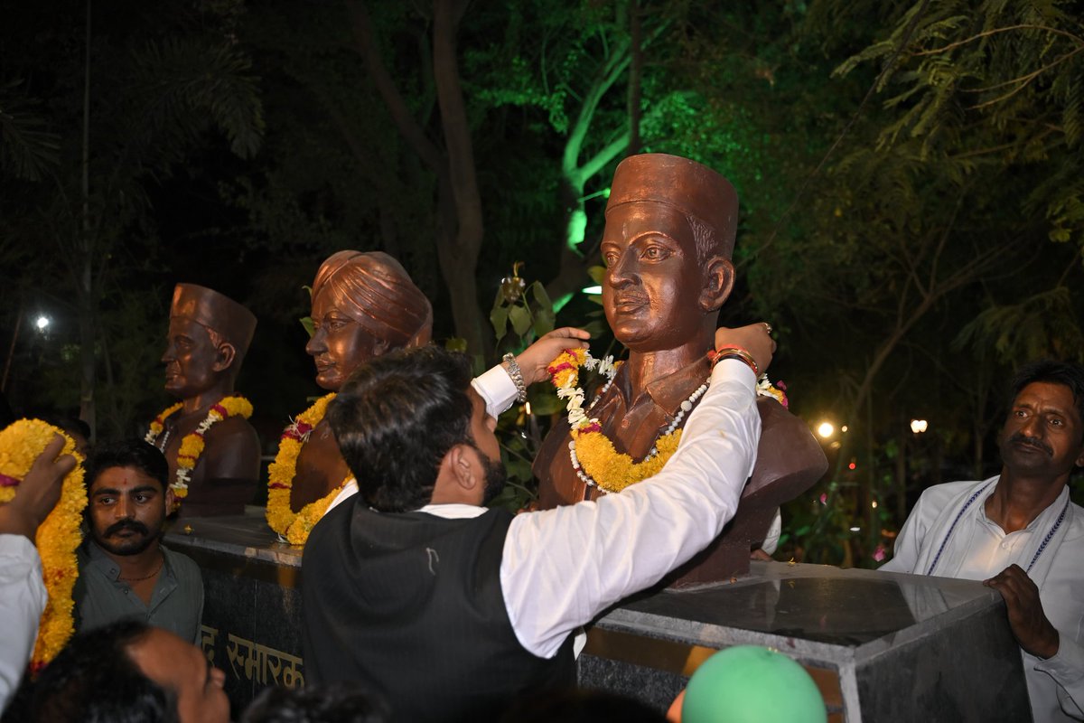 AnkitBhavsar22's tweet photo. "शहीद चौक ���र माननीय प्रदेश अध्यक्ष श्री @shyamtailorsjr  जी ने अमर शहीद भगत सिंह, राजगुरु एवं सुखदेव जी की प्रतिमाओं पर माल्यार्पण कर श्रद्धांजलि अर्पित की। 

उनका बलिदान राष्ट्रभक्ति की अमर प्रे��णा है।" 🇮🇳🙏 https://t.co/BqlUMHzHLq
