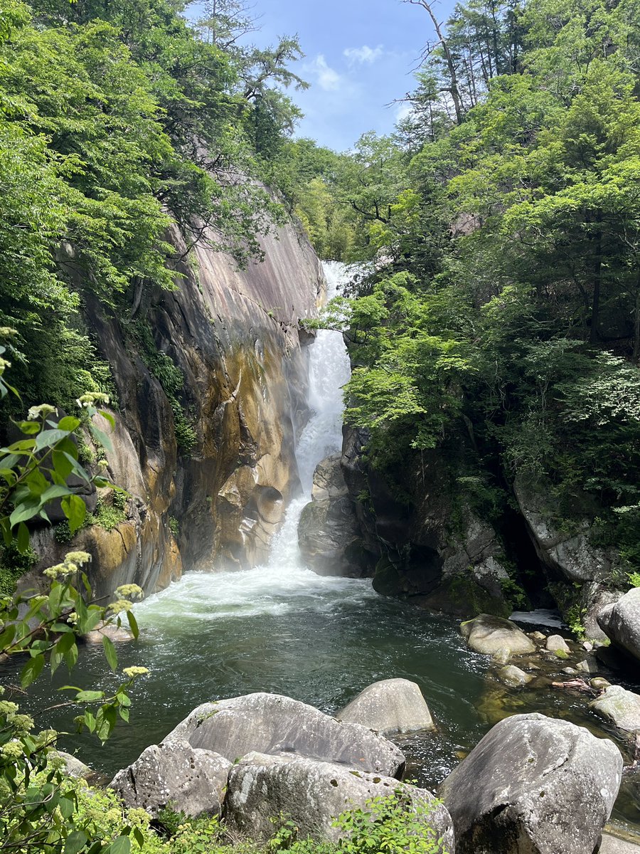 bighead_3103's tweet photo. 今週は第3週の為、16(火)17(水)定休日となります⚠️

と、言う事で次女と2人旅in山梨県🚙💨

幻想的な滝を見たり、羊と触れ合ったり、フジキューで🙌したり💦

フジキュー限定モケケもGETよ〜😆

#美容室BIGHEAD
#休日
#ドライブ
#山梨県
#昇仙峡
#山梨県立まきば牧場
#富士急ハイランド
#ご当地モケケ https://t.co/3muFNFSq5Y