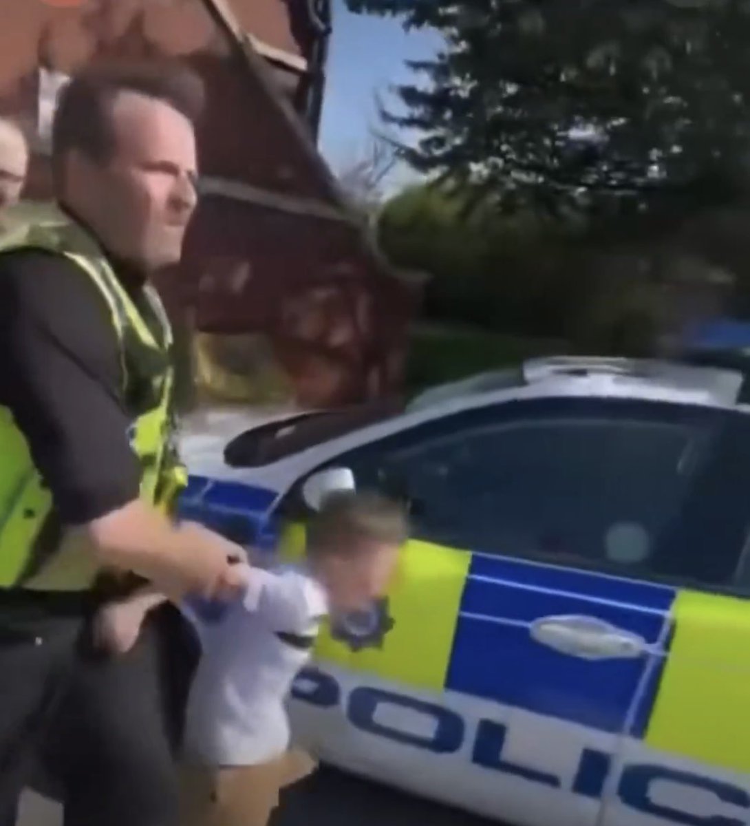 AileenBart60380's tweet photo. IM ABSOLUTELY DISGUSTED BY THE BEHAVIOUR ON THS LITTLE 5 YEAR OLD CHILD. IT MADE ME PHYSICALLY SICK, WATCHING IT. FUCKING DISGUSTING https://t.co/DBVelWvjyQ