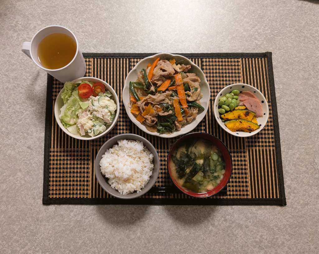 nagashi0807's tweet photo. 今日の夕食は春雨炒めです。中華風に味付けしました。思ったより醤油を吸ってしまい見た目は悪いですが、美味しかったです🙂最近ブームのカボチャの素焼きも美味しかったです。
…微妙に暑い。窓開ければ良いんだけど、何故か網戸が機能せず蚊が入ってくるんだよな…エアコン、、悩ましい…
#自炊 https://t.co/mjTovKEI5e