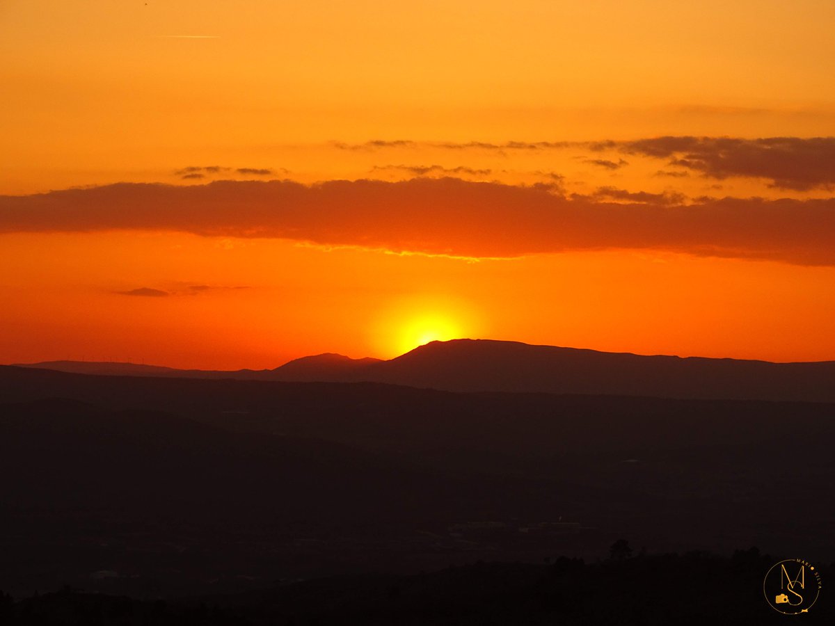 MrioFernandoGo2's tweet photo. .
"The sun hides behind the Larouco mountain range" - Mário Silva
.
The photograph captures a majestic sunset, dominated by a palette of intensely warm tones, where incandescent orange floods almost the entire celestial vault.
(...) https://t.co/W3jslUUpYA