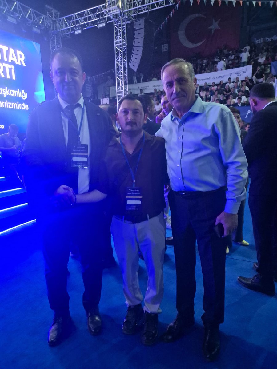 CanEmre324's tweet photo. Gönül Köprüleri Siyasetten Büyüktür
​"Söz uçar, yazı kalır; ama gönülden gönüle kurulan o samimi köprüler asla unutulmaz.

​Siyaset; farklı yollar, farklı fikirler ve farklı pencereler demek olabilir. Ancak memleket sevdası ve insan insana muhabbet söz konusu olduğunda, bütün o keskin çizgiler yerini tatlı bir hoşgörüye bırakır.
​Yavuz Ağıralioğlu ile İzmir'de gerçekleştirdiğimiz bu buluşma, tam da özlediğimiz o birleştirici ruhun bir yansıması oldu. Fikirlerimiz, kulvarlarımız başka olsa da; bir masa etrafında buluşabilmenin, bir abi-kardeş hukukuyla samimi ve hoş bir sohbeti paylaşabilmenin tadı çok başkaydı.
​Memleketimizin en büyük gücü, işte bu yan yana durabilme ve birbirini nezaketle dinleyebilme becerisidir. Siyaset gelip geçer, her zaman baki kalan dostluktur, karşılıklı saygıdır ve bu topraklara olan ortak sevdamızdır.
​İçtenliği, abiliği ve o güzel sohbeti için kendisine yürekten teşekkür ederim. Birlik, beraberlik ve dostlukla yürünecek daha çok yolumuz var.