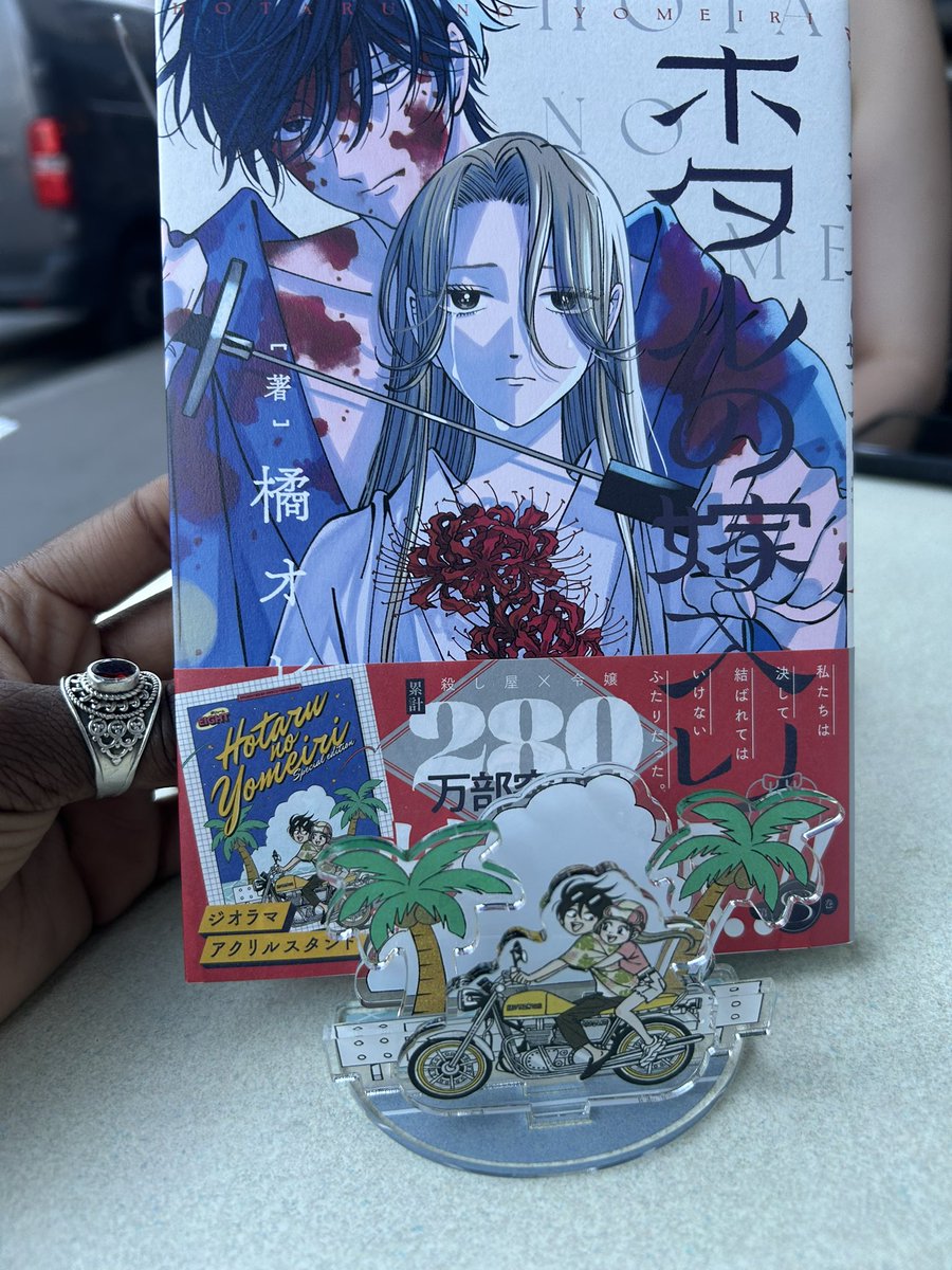 analyneros's tweet photo. La manière dont je suis trooop heureuse d’avoir pris le collector japonais du tome 8 des noces des lucioles mdrrr never trust une ME Fr !

L’acrylique est trop belle + l’étui qui le contenait aussi 🥹 https://t.co/yQRfzq40sO