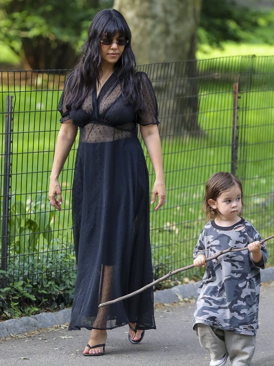 portalkardashbr's tweet photo. Kourtney Kardashian, Travis e Rocky Barker no Central Park, em Nova York — 13 de Junho https://t.co/97bMOlmaw1
