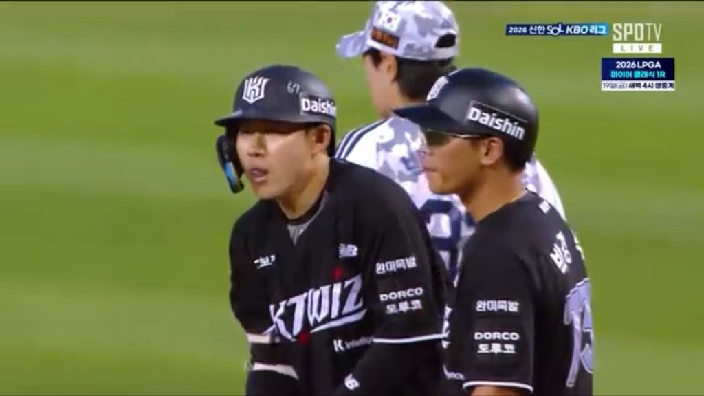 2O211118's tweet photo. KBO 역대 단일 시즌 최소 경기 100안타 기록

1위 기아 김주찬 - 62경기 (2014)

2위 KT 최원준 - 64경기 (2026) << NEW!
2위 넥센 서건창 - 64경기 (2014)
2위 LG 이병규 - 64경기 (1999) 

3위 LG 박용택 - 65경기 (2009
3위 롯데 김문호 - 65경기 (2016)
3위 KT 로하스 - 65경기 (2020)

🍭🎉🎉💕💕 https://t.co/o3fHbkHBbY