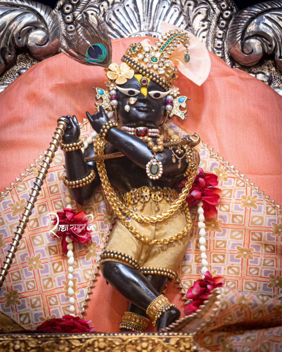 Sriradharaman's tweet photo. 🐚  प्राणधन श्री राधारमण लाल मंडल🐚
               
 🌹 श्री राधारमण लाल  🌹
   🌿 श्री गोपाल भटट् जी सेवायत 🌿
 📷दिव्य *श्रूंगार* आरती दर्शन📷
    🙏🏼 श्री राधारमणाय समर्पणम्🙏🏼 https://t.co/Wbs5LChEMo