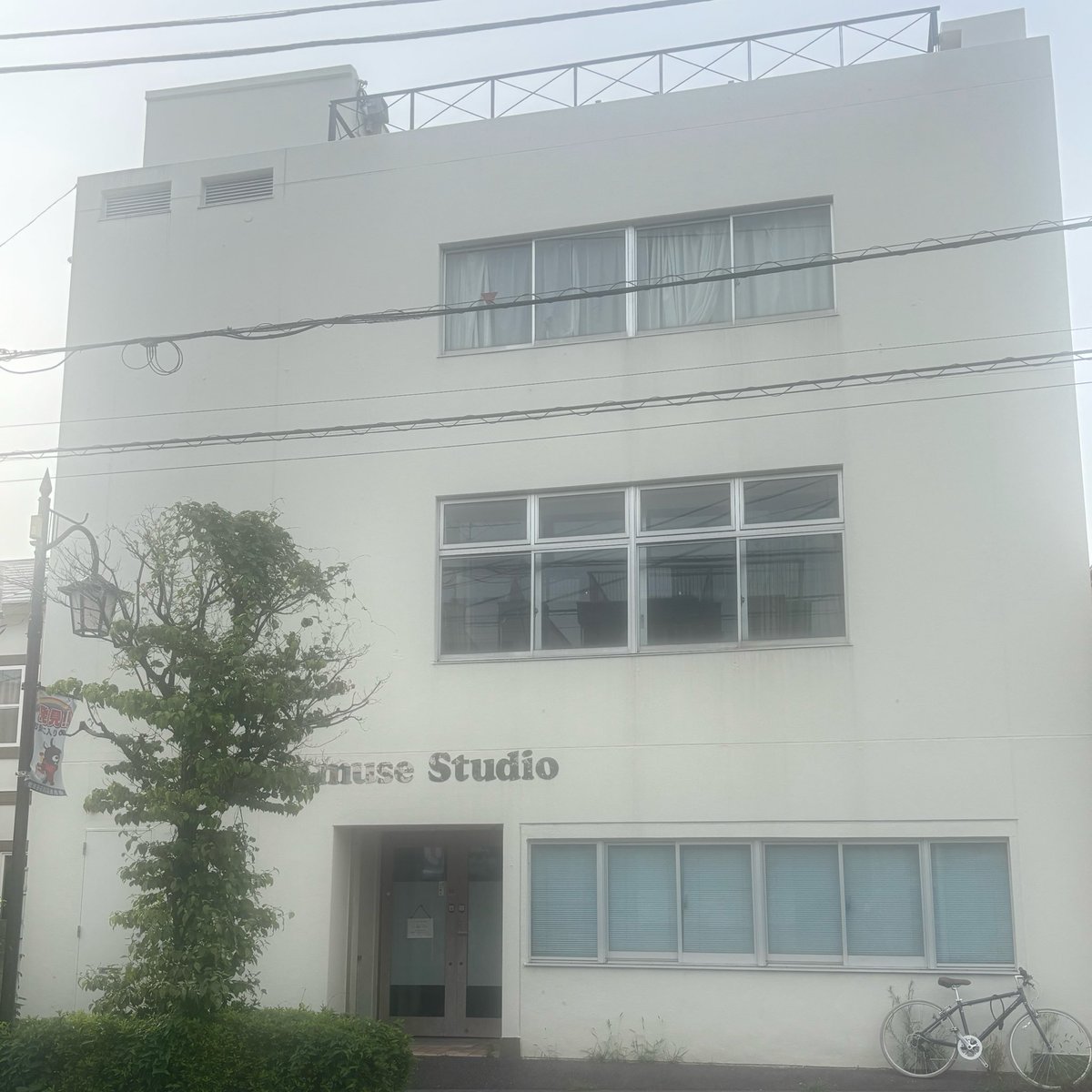 moimoi_kitos's tweet photo. キャッスルに初めて行って来ました。
近くにAMuseStudioなる建物があるからなの？アミューズさん所属の方のサインがあるので有名なパン屋さん。
初期の頃のサインだと思うけど。 https://t.co/CDYUuEIiBG