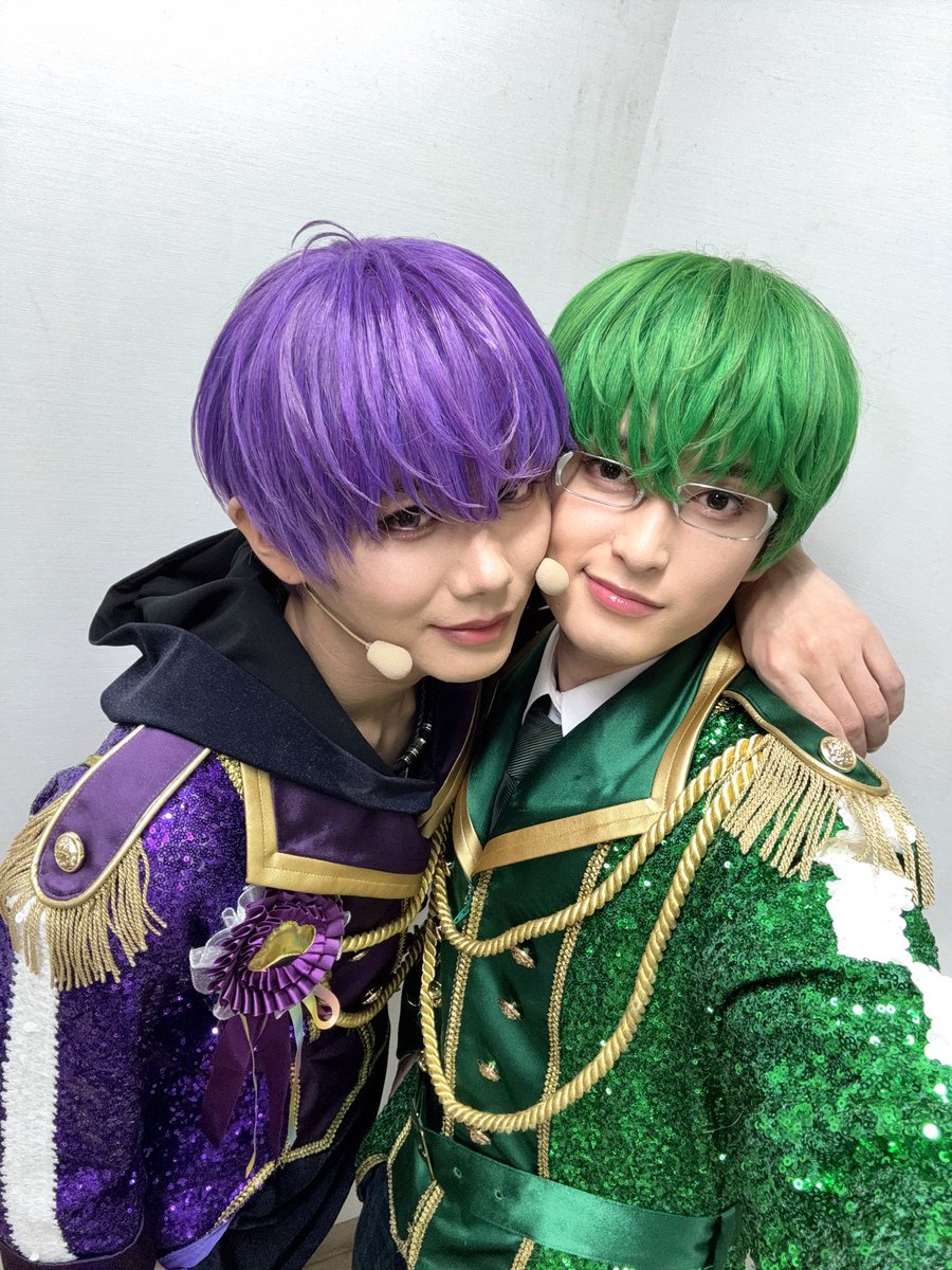 matsu0801ken's tweet photo. 舞台おそ松さん
4日目にご来場頂きまして
誠にありがとうございました。
劇場の一体感最高でした。

むぎゅー。💜💚
#松ステ https://t.co/CpxYczIdpy